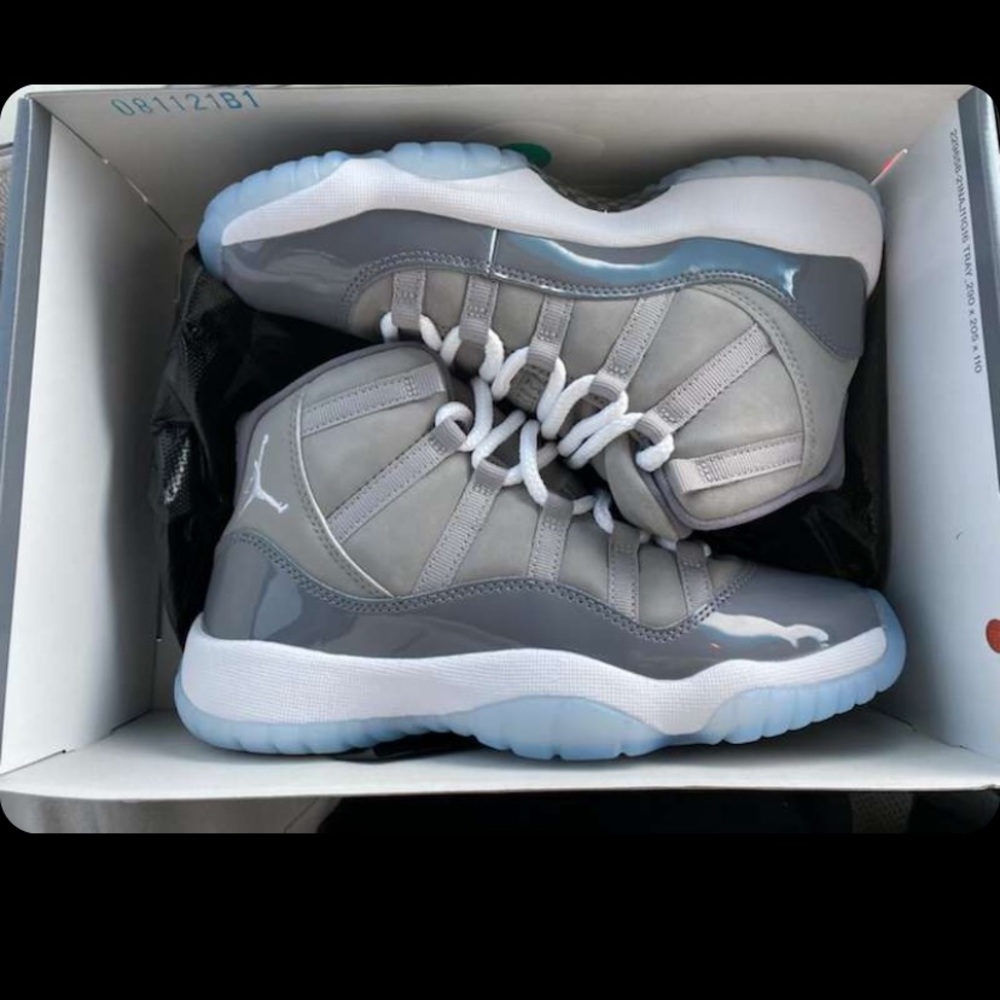 New never worn Jordan cool grey 11s